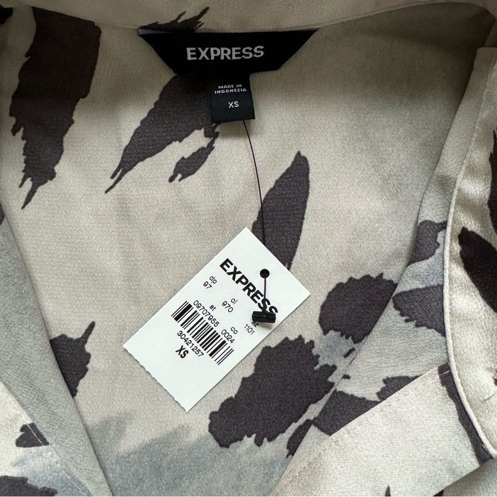NWT Express Button Down Blouse - Picture 3 of 4